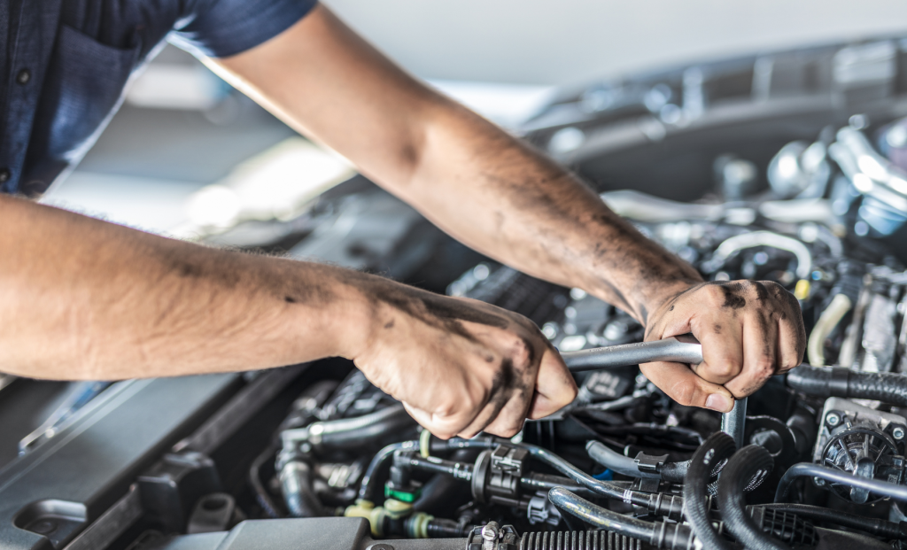 Mecánico revisando el motor de un coche que da tirones y pierde potencia en Talleres Segura Almería